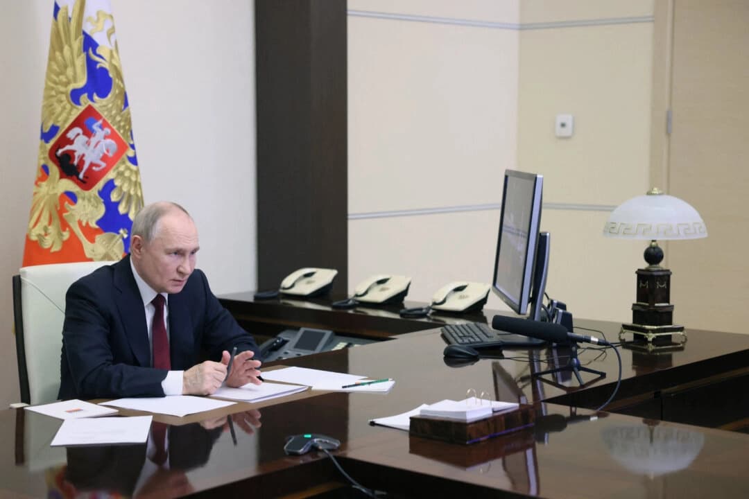 El presidente ruso, Vladímir Putin, preside una reunión sobre la producción de tierras raras a través de un enlace de video desde su residencia en las afueras de Moscú, Rusia, el 24 de febrero de 2025. (Sputnik/Alexei Babushkin/Pool vía Reuters)