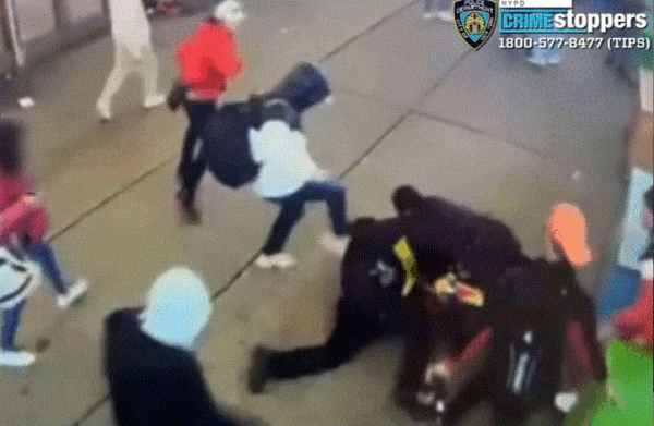 Inmigrantes ilegales atacan a dos agentes del Departamento de Policía de Nueva York frente a un refugio para inmigrantes en Nueva York, el 27 de enero de 2024. (Departamento de Policía de Nueva York)