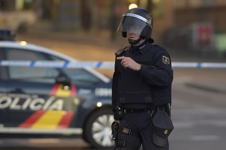 Un policía español hace guardia, en Madrid (España), el 19 de diciembre de 2014. (Gerard Julien/AFP vía Getty Images)