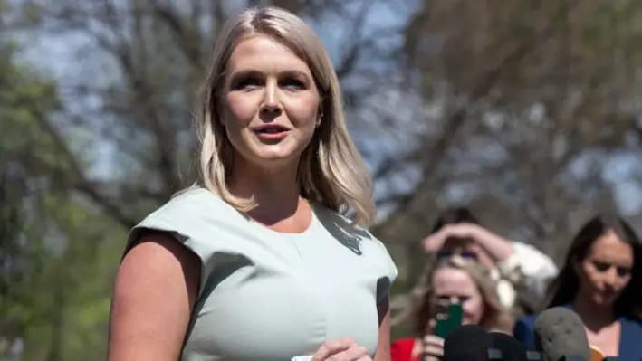 La secretaria de prensa de la Casa Blanca, Karoline Leavitt, habla con la prensa, en Washington, el 31 de marzo de 2025. (Saul Loeb/AFP vía Getty Images)