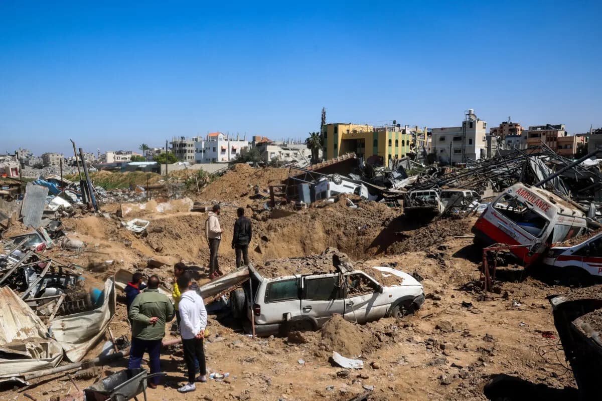 Los palestinos inspeccionan los daños en un taller de reparación de ambulancias alcanzado por los ataques israelíes en el campo de refugiados de al-Maghazi, en el centro de la Franja de Gaza, el 24 de marzo de 2025. (Eyad Baba/AFP a través de Getty Images)