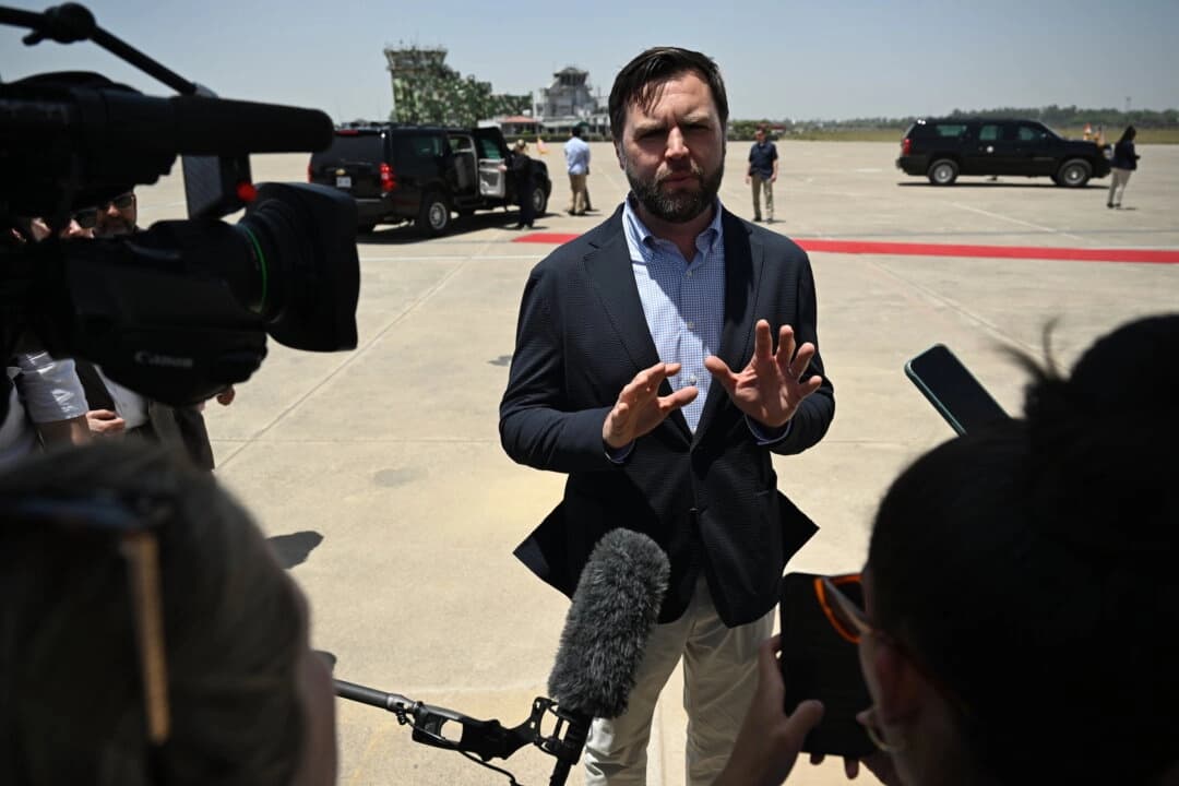 El vicepresidente de Estados Unidos, JD Vance, habla con los medios de comunicación al salir de Agra, India, de camino a Jaipur, India, tras visitar el Taj Mahal en Agra, India, el 23 de abril de 2025. (Kenny Holston/Pool/Getty Images)