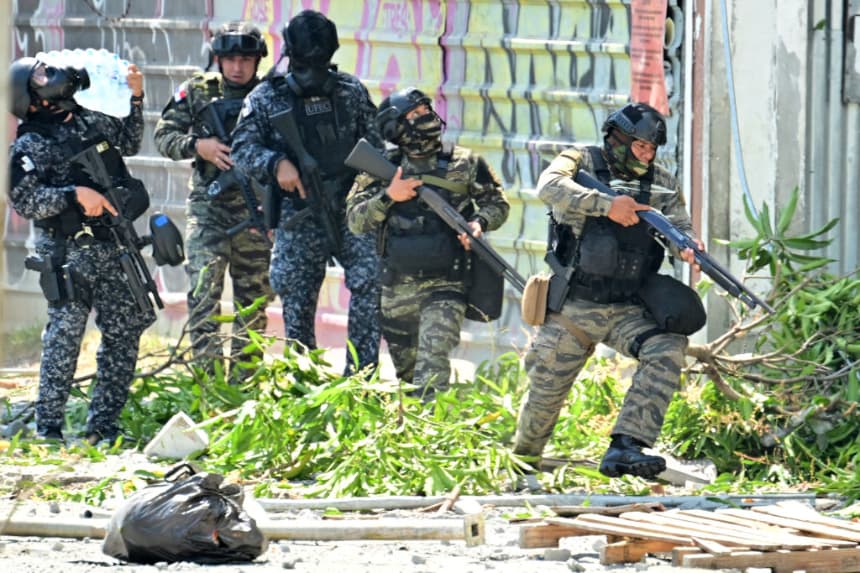 La policía antidisturbios se ven en la Ciudad de Panamá (Panamá) el 12 de febrero de 2025. (Martin Bernetti/AFP vía Getty Images)