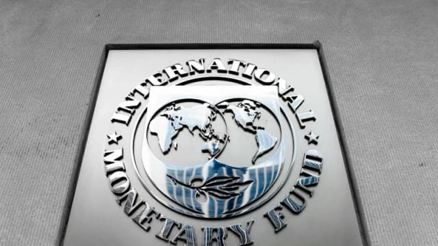 El FMI predice que el déficit fiscal de EE. UU. se reducirá en 2025 debido a los aranceles