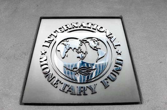 El FMI predice que el déficit fiscal de EE. UU. se reducirá en 2025 debido a los aranceles