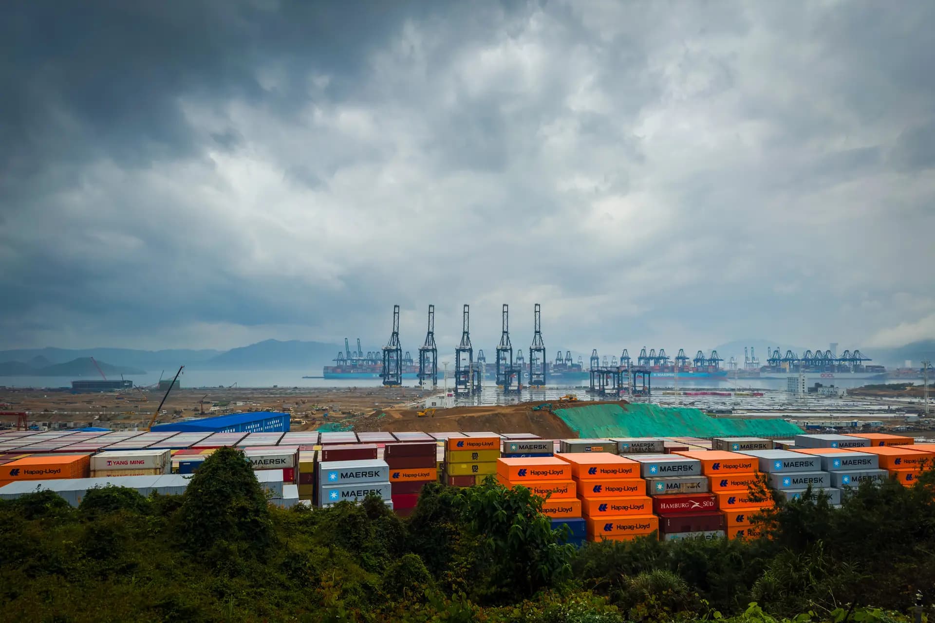 Grúas pórtico y buques portacontenedores en la Terminal Internacional de Contenedores de Yantian, en Shenzhen, provincia de Guangdong, China, el 12 de abril de 2025. Los contenedores que no lograron salir de China antes de la subida de los aranceles estadounidenses del 11 de abril quedaron varados. (AFP vía Getty Images).