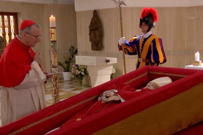 Un video publicado por el Vaticano el 22 de abril muestra el féretro abierto con el cuerpo del papa Francisco, depositado en la capilla de la residencia de Santa Marta. (Fuente: Reuters)