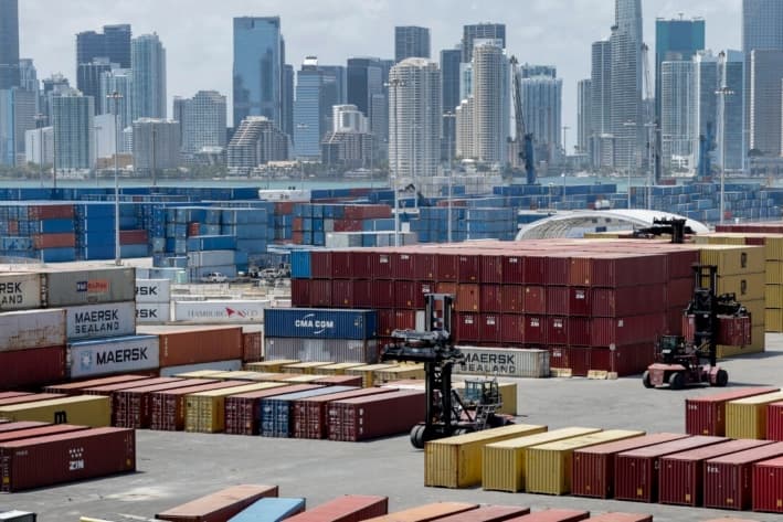 Montacargas mueven contenedores en el Puerto de Miami, Miami, el 7 de abril de 2025. (Joe Raedle/Getty Images)