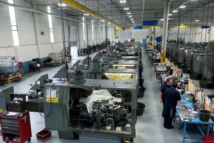 Vista general de máquinas de corte de metales en una fábrica de Cleveland, Ohio, el 26 de mayo de 2021. (Timothy Aeppel/Reuters)
