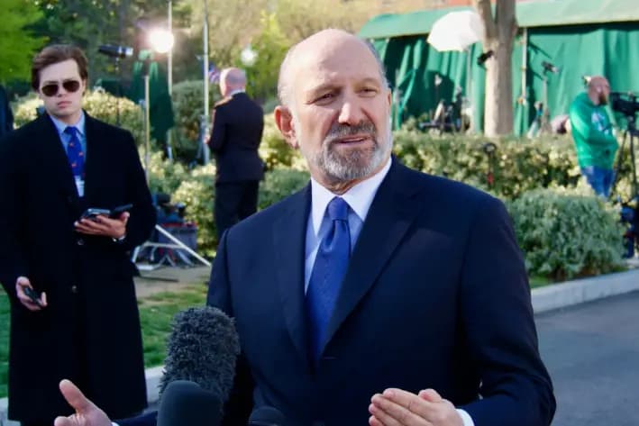 El secretario de Comercio, Howard Lutnick, habla con periodistas en la Casa Blanca, el 9 de abril de 2025. (Travis Gillmore/The Epoch Times)