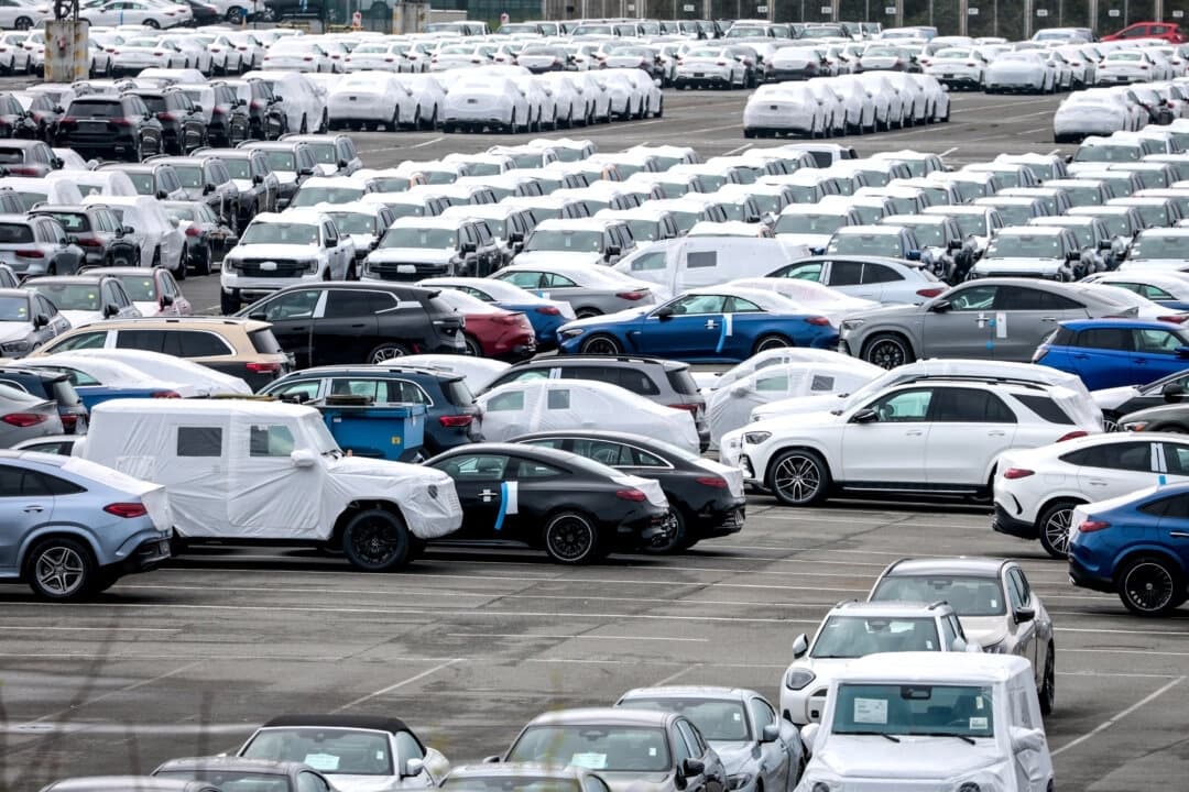 Coches de diferentes marcas destinados a la importación o exportación en la terminal automovilística del puerto de Bremerhaven, en Bremerhaven (Alemania), el 22 de abril de 2025. (Focke Strangmann/Getty Images)
