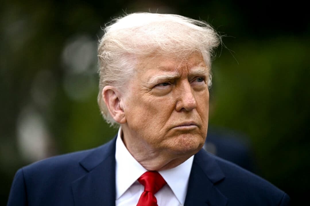 El presidente Donald Trump observa mientras preside el evento anual Easter Egg Roll en el jardín sur de la Casa Blanca el 21 de abril de 2025. (Brendan Smialowski/AFP a través de Getty Images)
