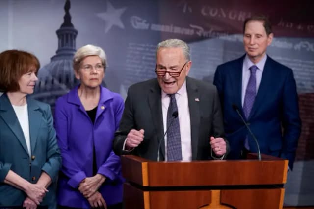 El líder de la minoría del Senado, Chuck Schumer, (D-N.Y.) York, habla, acompañado por (de izq. a der.) la senadora Tina Smith (D-Minn.), la senadora Elizabeth Warren, (D-Mass.), y el senador Ron Wyden, (D-Ore.), mientras acusan al presidente Donald Trump, Elon Musk y a los republicanos en el Congreso de comprometer la Seguridad Social, durante una conferencia de prensa en el Capitolio, en Washington, el 1 de abril de 2025. J. (Scott Applewhite/Foto AP)