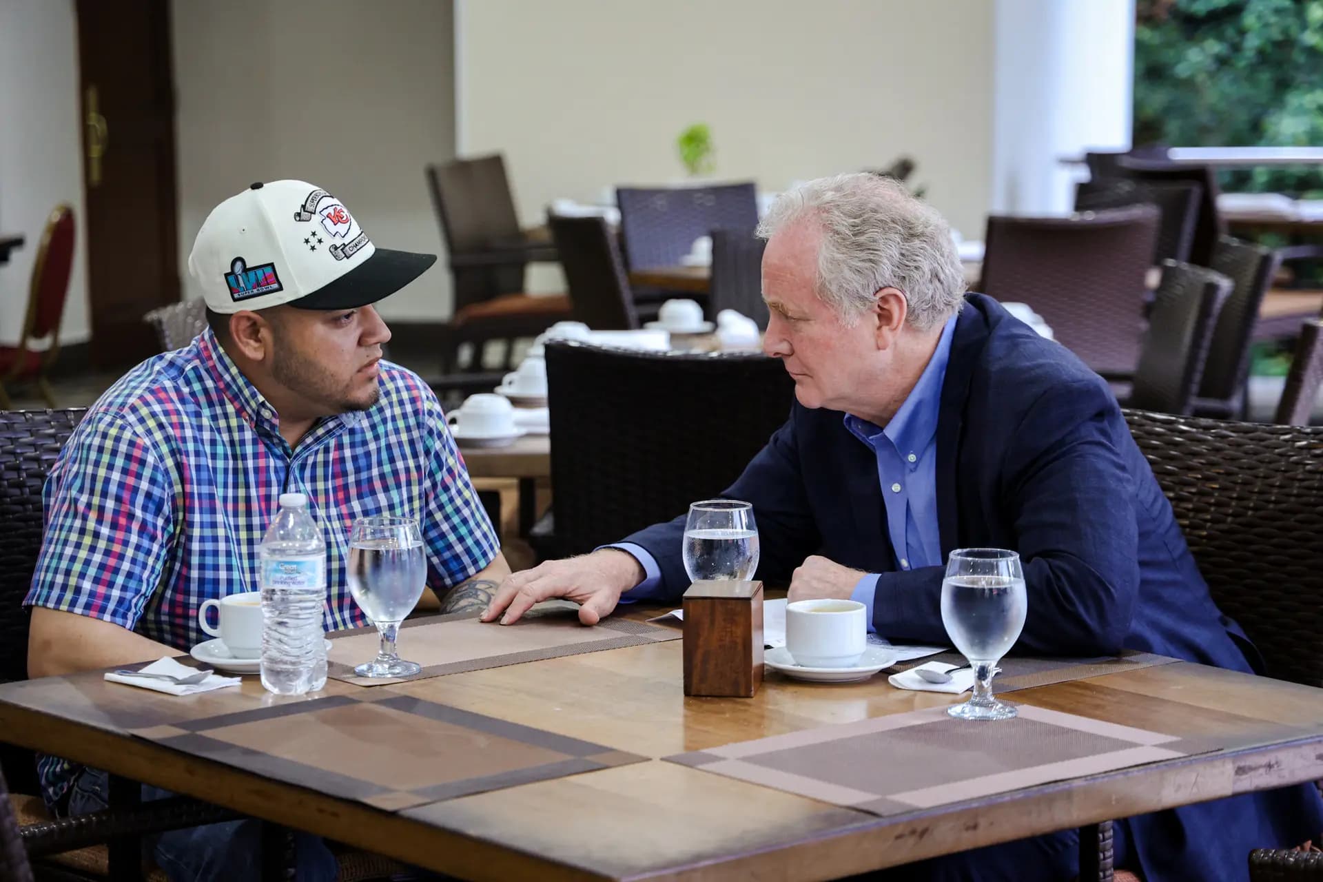 El senador Chris Van Hollen (D-Md.) se reúne con Kilmar Armando Abrego García (izquierda) en San Salvador, El Salvador, el 17 de abril de 2025. Abrego García, inmigrante ilegal y presunto miembro de la pandilla MS-13, fue deportado por la administración Trump y se encuentra recluido en una prisión de El Salvador desde el 15 de marzo. (Oficina del senador Van Hollen a través de Getty Images).