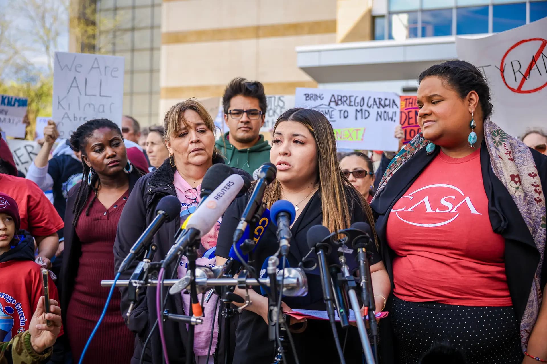 Jennifer Vásquez Sura, esposa de Kilmar Abrego García, habla con los medios de comunicación antes de entrar en la Corte Federal de Greenbelt, Maryland, el 15 de abril de 2025. La Corte Suprema de los Estados Unidos ordenó a la administración Trump que "facilitara" el regreso de Abrego García a Estados Unidos, pero hasta ahora El Salvador se niega a renunciar a su custodia. (Tasos Katopodis/Getty Images).