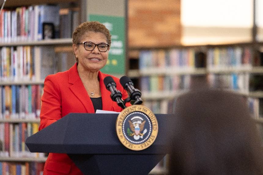 La alcaldesa de Los Ángeles, Karen Bass, habla en Culver City, California, el 21 de febrero de 2024. (John Fredricks/The Epoch Times).