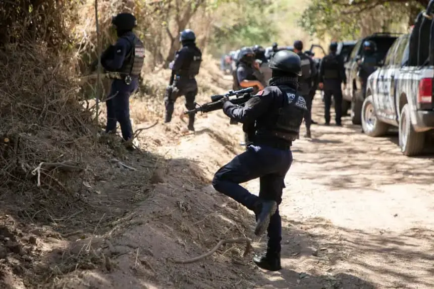 Disputa de carteles deja 2 policías muertos y bloqueos en México