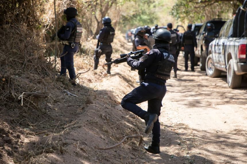 La policía se ve en Aguililla, estado de Michoacán, México, el 11 de marzo de 2022. (Enrique Castro/AFP vía Getty Images)