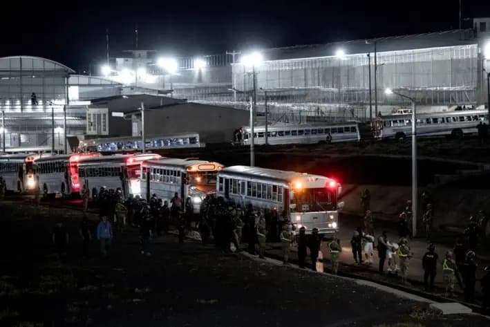 Policías salvadoreños escoltan a presuntos miembros del Tren de Aragua deportados por el gobierno estadounidense para ser encarcelados en el Centro de Internamiento de Terroristas (CECOT), como parte de un acuerdo con el gobierno salvadoreño, en Tecoluca, El Salvador, el 16 de marzo de 2025. (Secretaría de Prensa de la Presidencia/Handout vía Reuters)