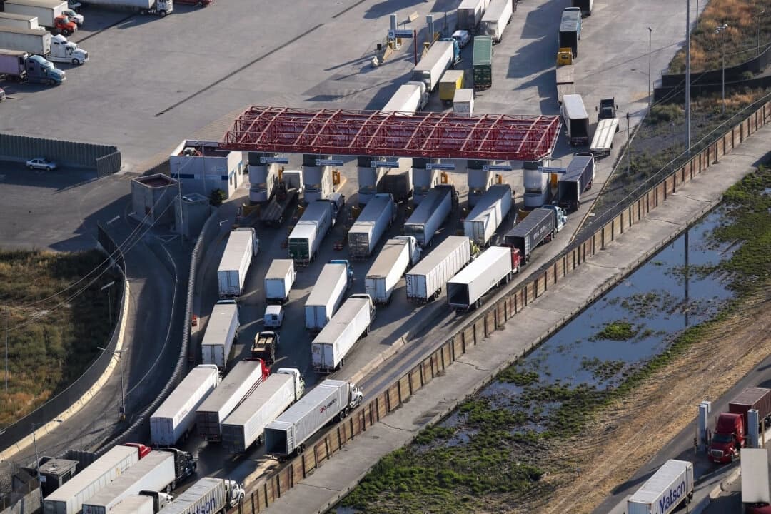 Camiones de carga pasan por la aduana antes de entrar en Estados Unidos por el puerto de Otay Mesa, en San Diego, en una fotografía de archivo sin fecha. (John Moore/Getty Images)
