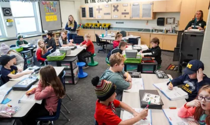 Una clase de tercer grado en la escuela primaria Brown City, en Brown City, Michigan, el 28 de enero de 2022. (Steven Kovac/The Epoch Times)