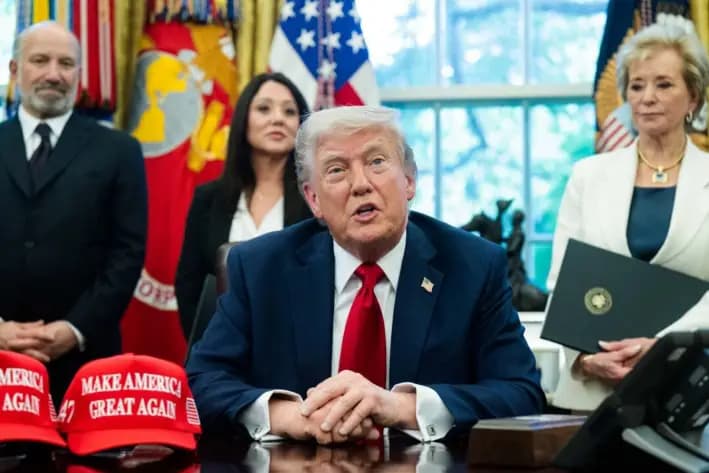 El presidente Donald Trump habla con los medios después de firmar órdenes ejecutivas relacionadas con las instituciones de educación superior, junto con el secretario de Comercio Howard Lutnick (izq.) y la secretaria de Educación Linda McMahon (der.), en la Oficina Oval de la Casa Blanca, en Washington, el 23 de abril de 2025. (Saul Loeb/AFP vía Getty Images)