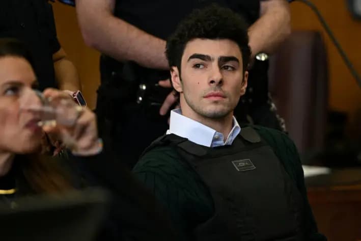 Luigi Mangione, sospechoso del asesinato del director ejecutivo de UnitedHealthcare, Brian Thompson, comparece ante la Corte Suprema de Manhattan por cargos de asesinato y terrorismo en el estado de Nueva York, el 21 de febrero de 2025. (Curtis Means/Reuters)
