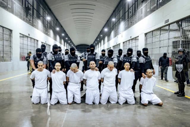 Juez bloquea expulsión del distrito de Texas de posibles deportados