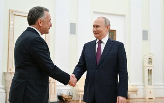 El presidente ruso Vladimir Putin (derecha) saluda al enviado especial estadounidense Steve Witkoff antes de sus conversaciones en Moscú, el 25 de abril de 2025. (Kristina Kormilitsyna/Pool/AFP)