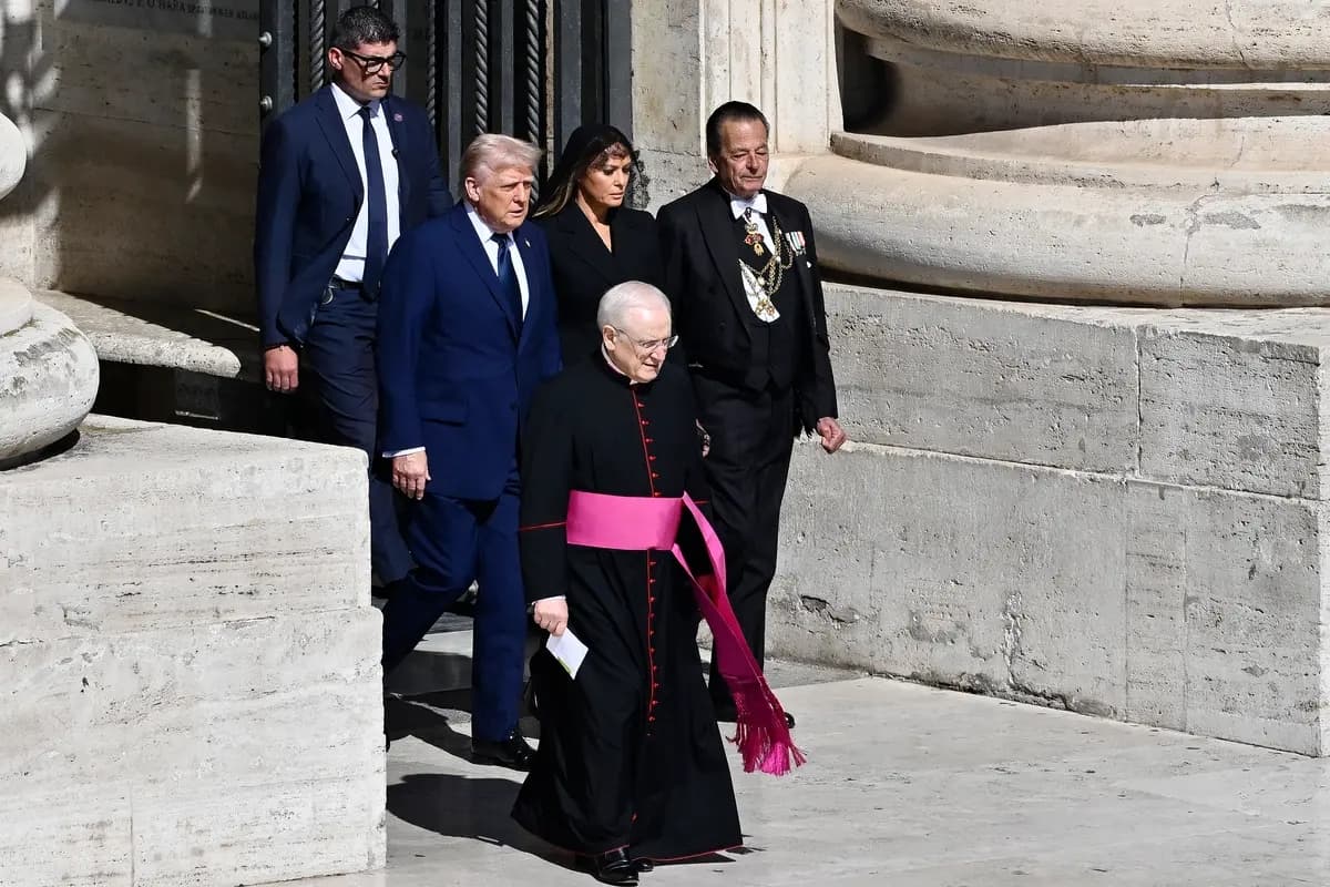 El presidente de Estados Unidos, Donald Trump, y la primera dama, Melania Trump, durante el funeral del papa Francisco en la plaza de San Pedro, en la Ciudad del Vaticano, el 26 de abril de 2025. (Antonio Masiello/Getty Images)