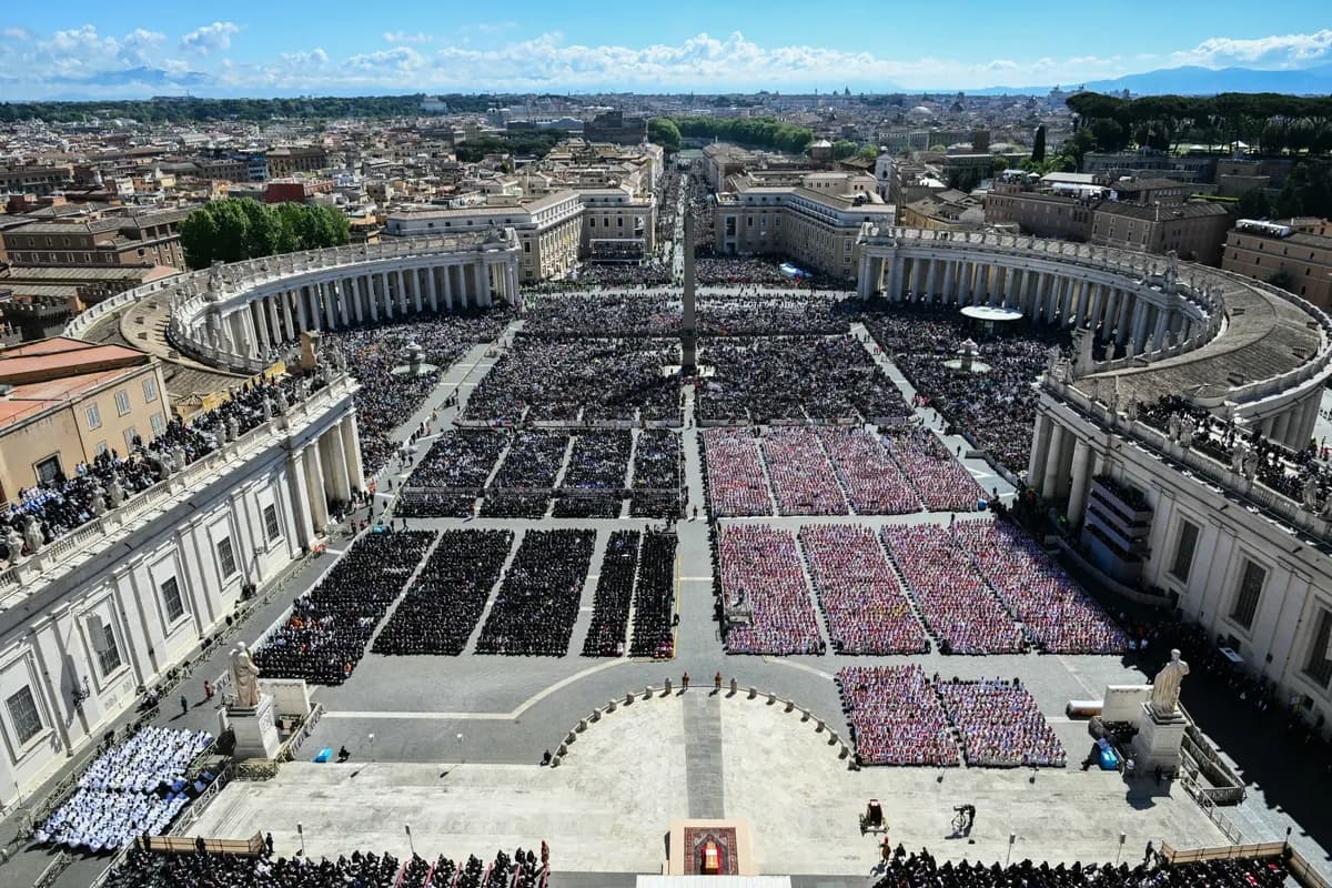 Una fotografía tomada desde la basílica de San Pedro muestra la ceremonia fúnebre en la plaza de San Pedro, en el Vaticano, el 26 de abril de 2025. (Alberto Pizzoli/ AFP vía Getty Images)