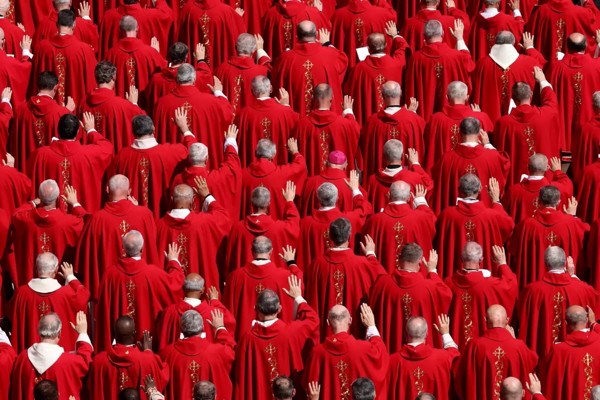 Cardenales asisten al funeral del papa Francisco en la plaza de San Pedro, en la Ciudad del Vaticano, el 26 de abril de 2025. (Dan Kitwood/Getty Images)