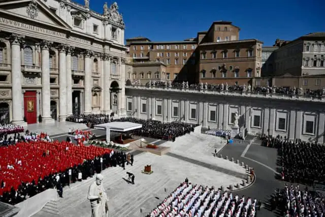 Políticos y peregrinos se reúnen para el funeral del papa Francisco