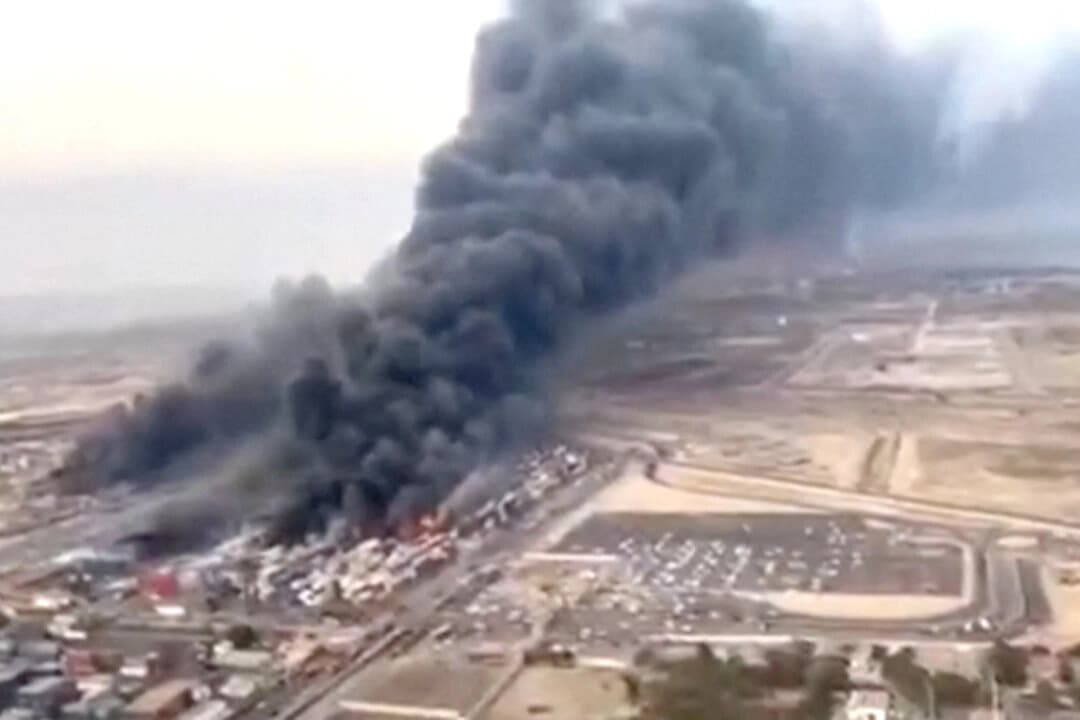 Una vista aérea muestra columnas de humo elevándose, luego de una presunta explosión de materiales químicos que mató a varias personas e hirió a muchas otras, en Bandar Abbas, Irán, en esta captura de pantalla obtenida de un video de redes sociales publicado el 27 de abril de 2025. (Redes sociales/vía Reuters)