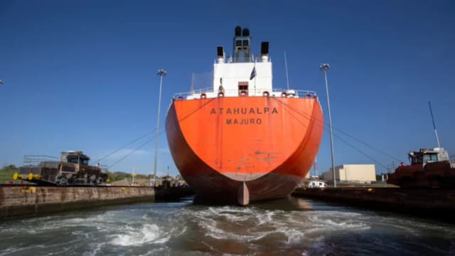 Trump quiere que los barcos estadounidenses viajen gratis por los canales de Panamá y Suez