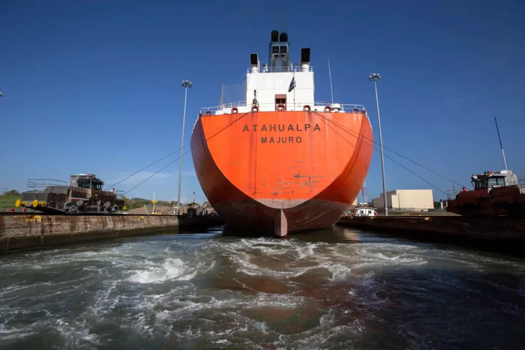 Un barco es guiado a través de las esclusas del Canal de Panamá, el 21 de febrero de 2024.   (Bobby Sanchez / The Epoch Times)
