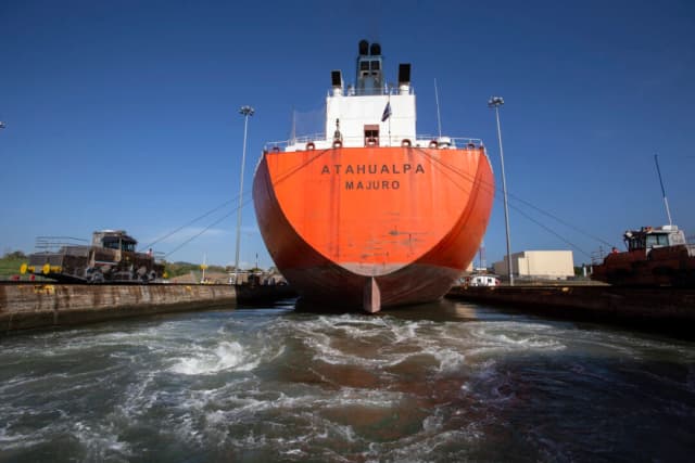 Trump quiere que los barcos estadounidenses viajen gratis por los canales de Panamá y Suez