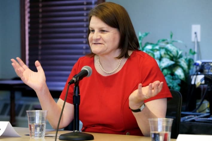 Hannah Dugan habla mientras busca su candidatura para la Corte de Circuito del Condado de Milwaukee durante un foro en el Colegio de Abogados de Milwaukee, en Milwaukee, Wisconsin, el 15 de marzo de 2016. (Mike De Sisti/USA TODAY NETWORK vía Imagn Images vía Reuters)