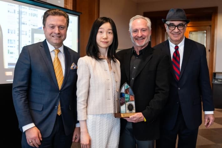 El editor Senior de The Epoch Times, Jan Jekielek (izq.), y los periodistas Eva Fu (segunda izq.) y Dan Berger (der.) posan con Brad Pomerance (segundo der.), coordinador de premios del Consejo de Comunicadores Religiosos, en el banquete de los Premios Wilbur 2025, en Salt Lake City, el 25 de abril de 2025. (Madalina Vasiliu/The Epoch Times)