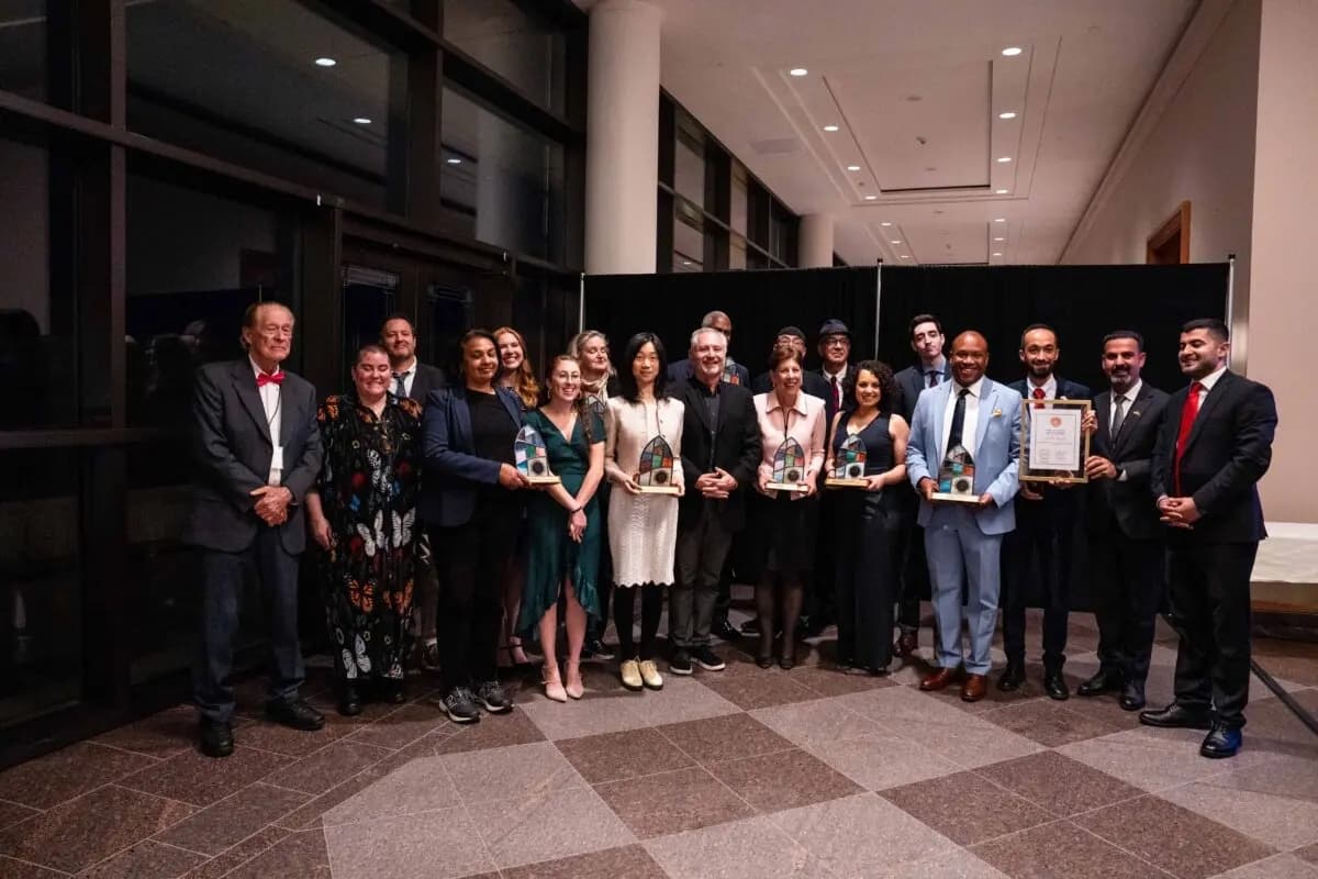 Los ganadores de los premios anuales otorgados por el Consejo de Comunicadores Religiosos, entre los que se encuentran los reporteros de The Epoch Times, Eva Fu (8ª por la izquierda) y Dan Berger (7º por la derecha), posan para una foto durante la conferencia anual de la organización en Salt Lake City, el 25 de abril de 2025. (Madalina Vasiliu/The Epoch Times)