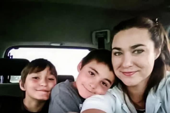 Samantha Rayburn ha tratado a sus hijos, Holden y Wyatt, con remedios herbales desde que eran bebés y cree en la plataforma Make America Healthy Again de Robert F. Kennedy Jr. (Foto cortesía de Samantha Rayburn)