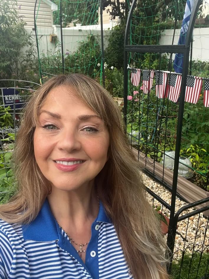 La fundadora de Victory Gardens Alliance, Jacqueline Capriotti, en su Victory Garden en Nueva Jersey, en 2024. (Foto cortesía de Jacqueline Capriotti)