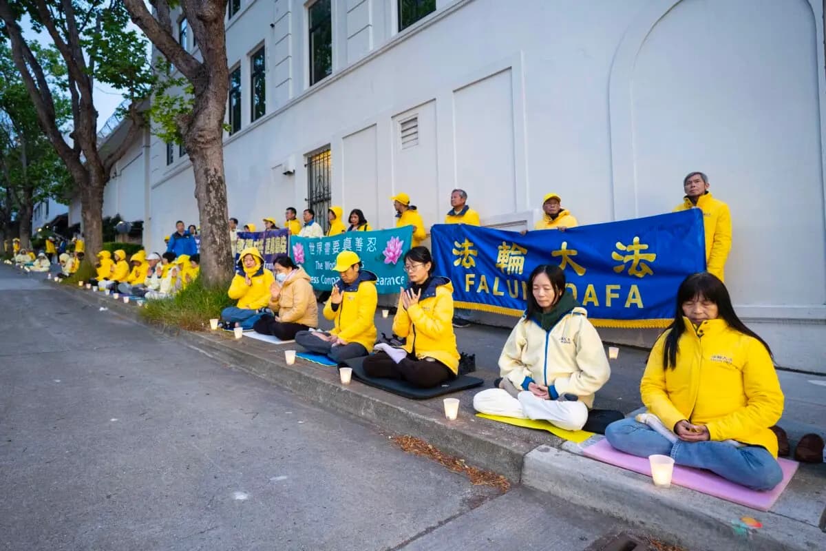 Practicantes meditando durante una manifestación frente al consulado chino en San Francisco el 25 de abril de 2025. (Gary Wang/The Epoch Times)