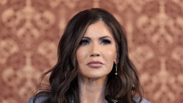 Detienen al sospechoso de robar el bolso de la secretaria del DHS, Kristi Noem