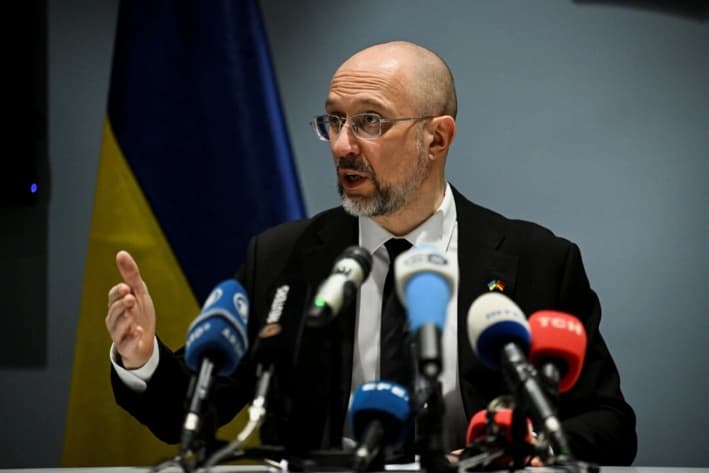El primer ministro ucraniano, Denys Shmyhal, ofrece una conferencia de prensa en el foro económico germano-ucraniano, en Berlín, el 11 de diciembre de 2024. (Annegret Hilse/Reuters)