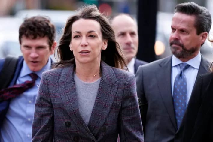 Karen Read llega para la selección del jurado para su juicio en la Corte Superior del Condado de Norfolk, en Dedham, Massachusetts, el 1 de abril de 2025. (Charles Krupa/AP Photo)