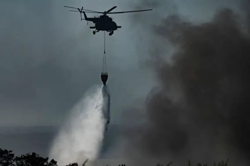 Un helicóptero de bomberos arroja agua en el incendio masivo en Cuba, en una imagen de archivo. (Yamil Lage/AFP vía Getty Images)