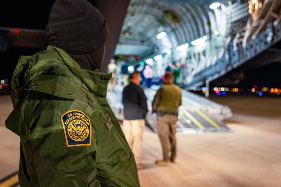 Esposa de miembro de la Guardia Costera de EE. UU. arrestada por agentes de inmigración