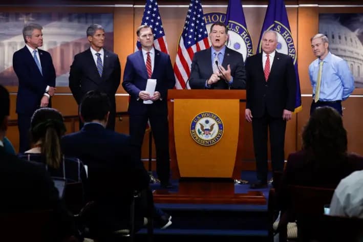 Congresistas republicanos ofrecen una conferencia de prensa para presentar la nueva legislación sobre inmigración y fronteras en el Capitolio de Estados Unidos, en Washington, el 27 de abril de 2023. (Chip Somodevilla/Getty Images)