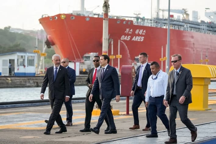 El secretario de Estado Marco Rubio (4º por la izquierda) habla con el administrador de la Autoridad del Canal de Panamá, Ricaurte Vásquez (izquierda), durante una visita a las esclusas de Miraflores en la ciudad de Panamá, el 2 de febrero de 2025. Rubio viajó a Panamá durante su primer viaje al extranjero como secretario de Estado. (Mark Schiefelbein/POOL/AFP a través de Getty Images)